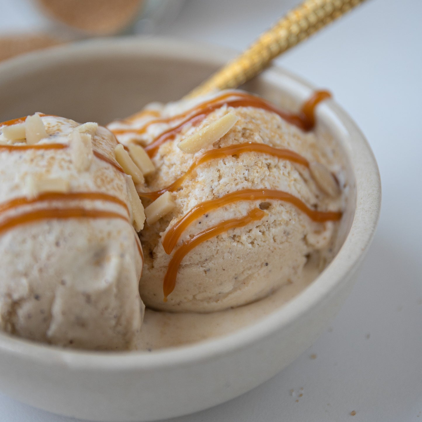 Simply Keto Gezouten Karamel ijspoeder